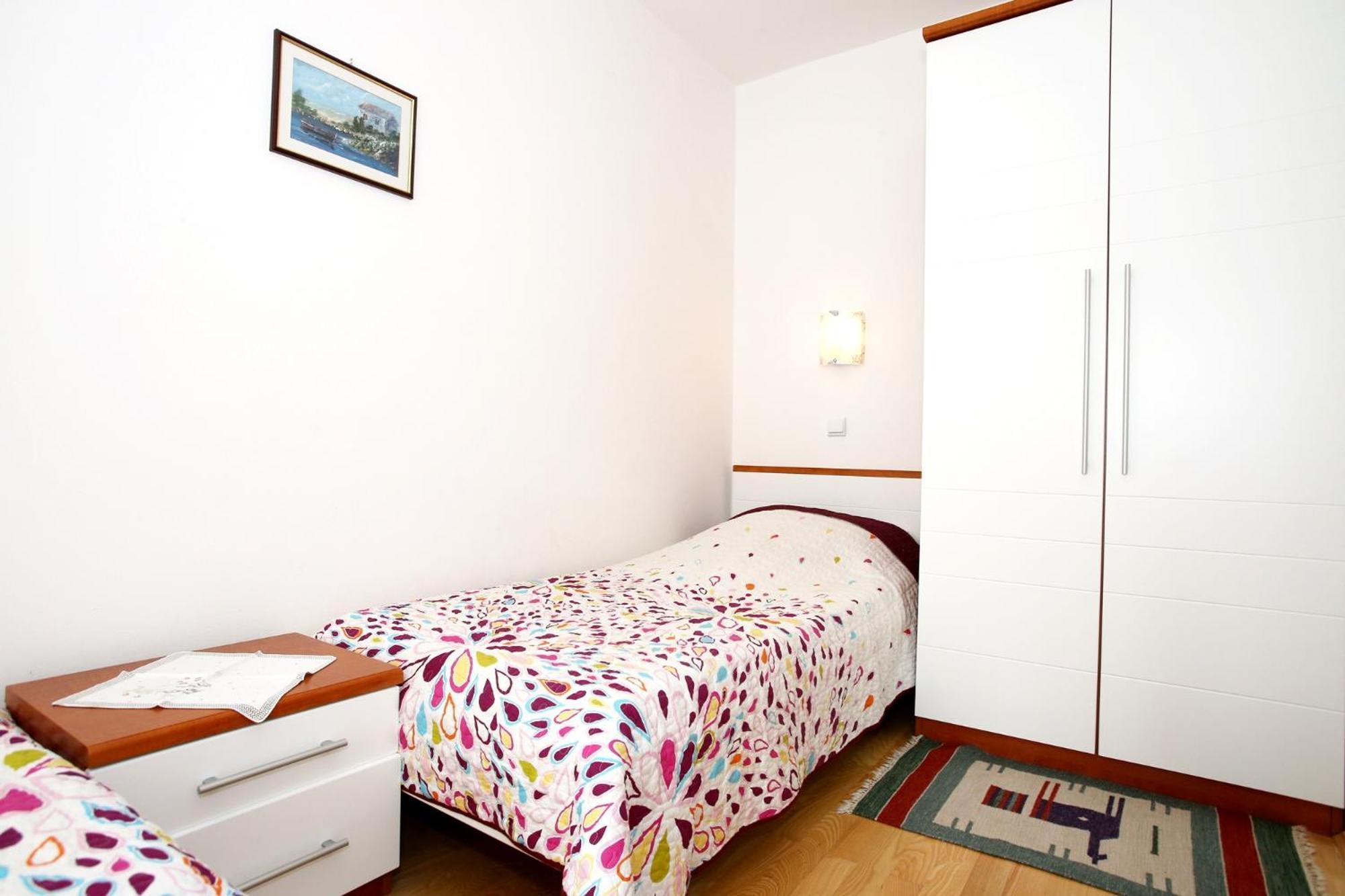 Apartments With Terrace Baska  Bilik gambar