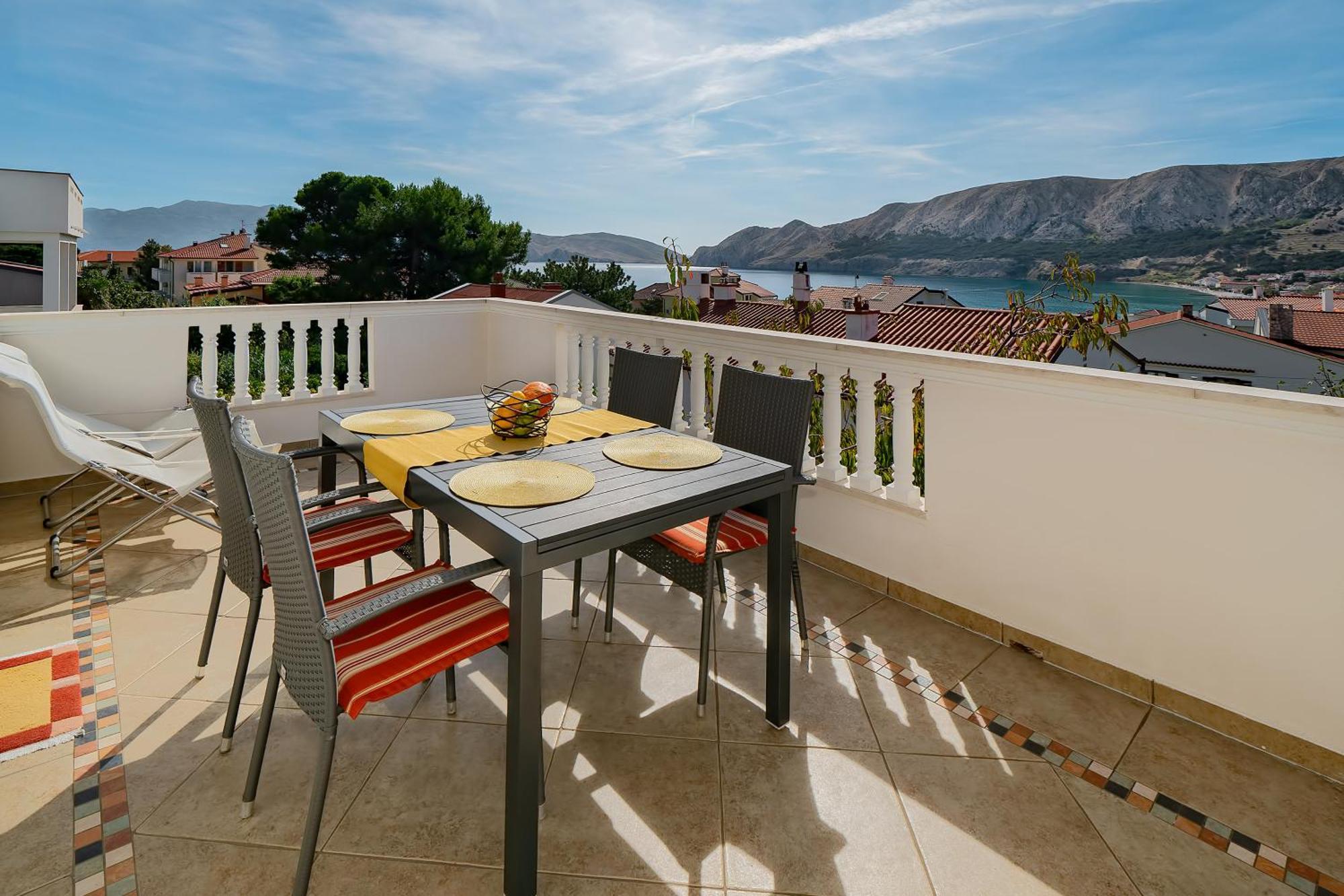 Apartments With Terrace Baska  Bilik gambar