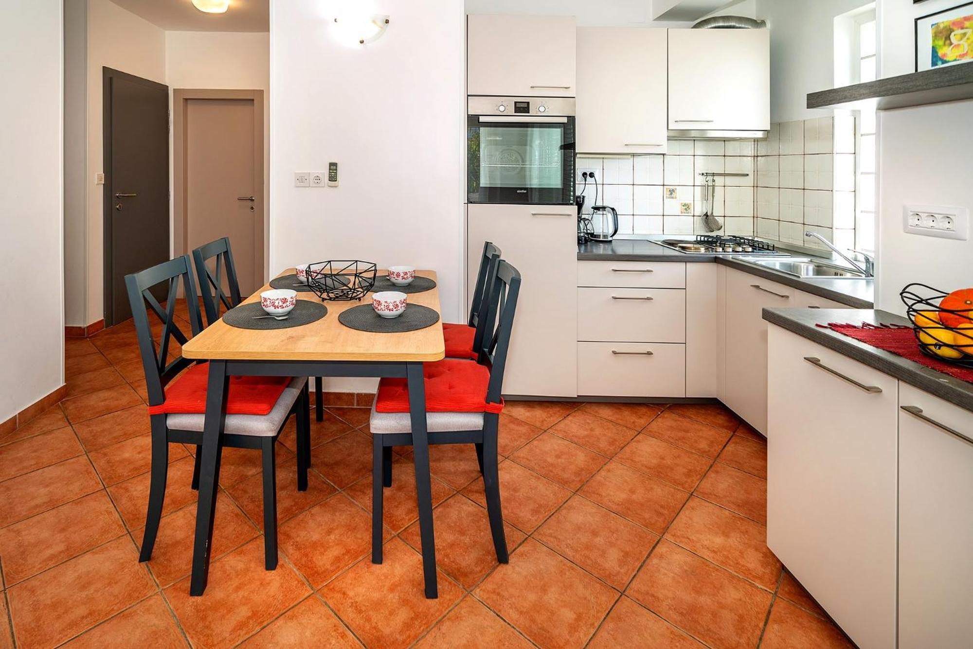 Apartments With Terrace Baska  Bilik gambar