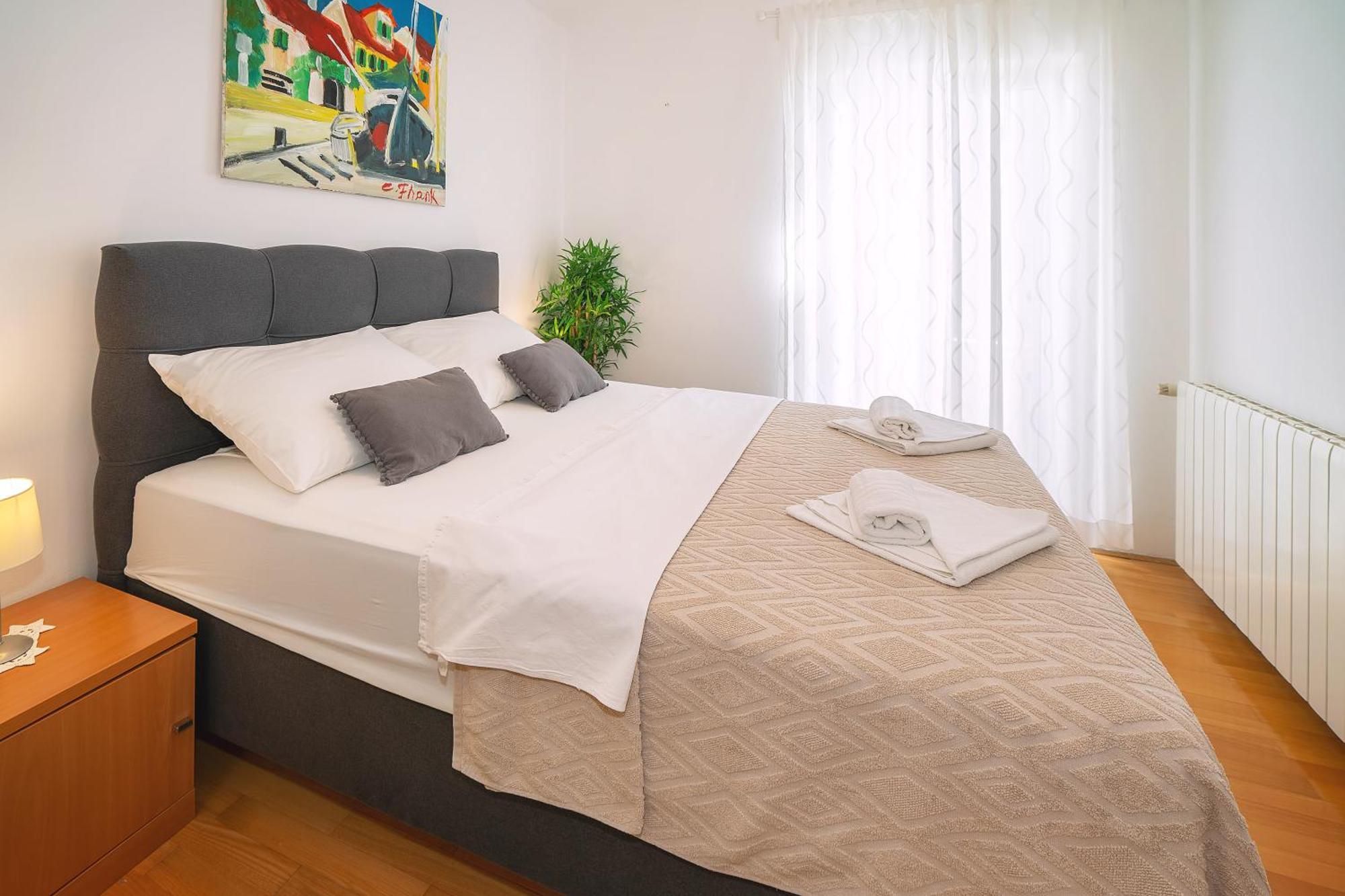 Apartments With Terrace Baska  Bilik gambar