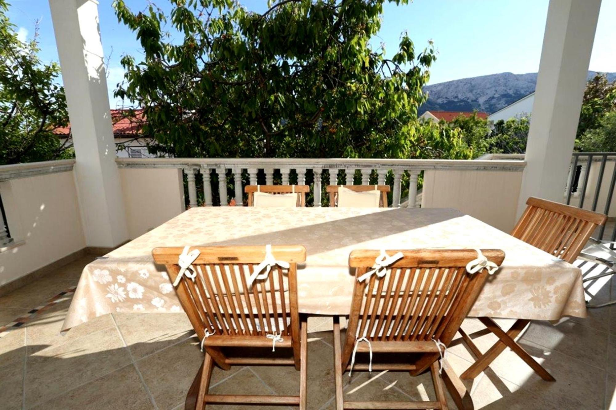 Apartments With Terrace Baska  Bilik gambar