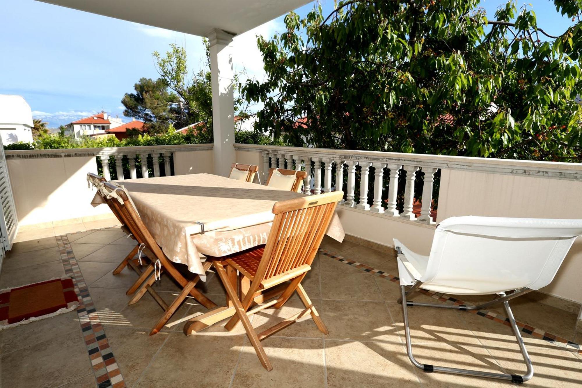 Apartments With Terrace Baska  Bilik gambar